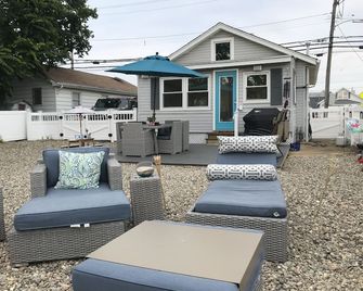 Enjoy sunsets at this modern cottage with large backyard and peekaboo bay view. - Seaside Park - Binnenhof