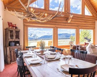 Stanley Spacious Home with Panoramic Views - Stanley - Dining room