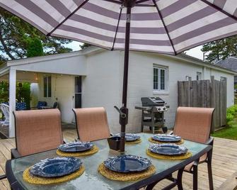 Updated Beach House Deck Outdoor Shower! - Chatham - Patio