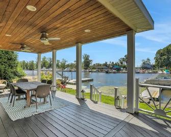 Charming 2-bedroom Waterfront home with boat access in Saugerties - Saugerties - Balkon