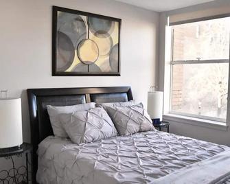 Downtown Aurora River Facing Gem - Aurora - Bedroom