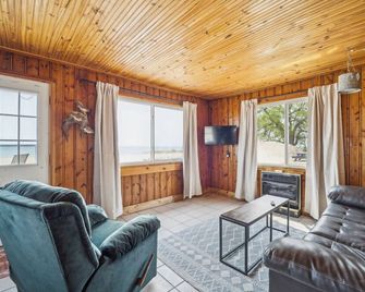 #5 | Lake Views with Big Windows & Bath - Oscoda - Living room