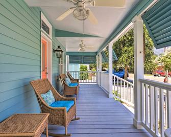 Cottage with Porch - 3 Min Walk to Bay St Louis - Bay Saint Louis - Балкон