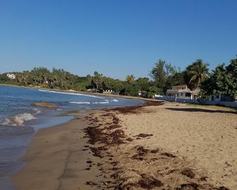 'Main House at Shakespeare Cottage' - Treasure Beach - Beach