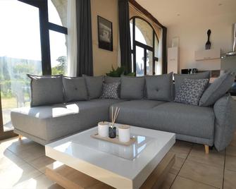 Appartement Lumineux Et Cosy Avec Jardin - Commes - Living room