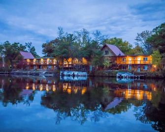 Quiet stay on the lake in Room 8 - The Decoy Room - Curriers Lakeview Lodge - Rice Lake