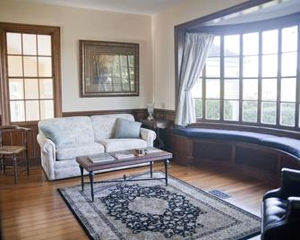 Come Experience our Regenerative Farm in our historic and renovated Manor House. - Warrenton - Living room
