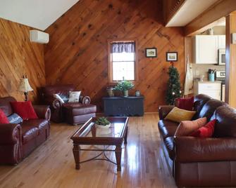 Relax in The Farmhouse on a a beautiful land & pond - Торрінгтон - Вітальня
