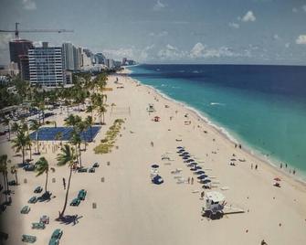 Apt.# 3 Bermuda Blue Beach Club (1/1) - Lauderdale-by-the-Sea - Beach