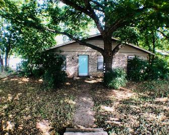 Charming 2-bedroom house in wonderful Austin with laundry/ WIFI/ AC - Austin