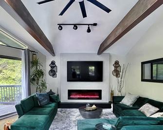 Zen Spa Oasis Retreat Sauna/Hotub/Firepit/Fun/Gameroom - Blakeslee - Living room