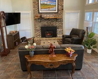 Your own lake house less than a mile from Canton Trade Days - Canton - Living room