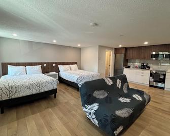 Western Traveller Motel - Grand Forks - Bedroom