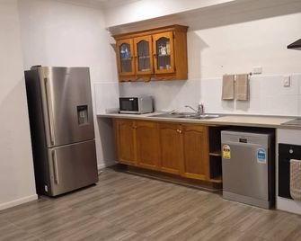 Spacious and Comfortable Stay, Central Location - Меріборо - Кухня