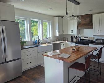 Beautiful, newly renovated 4-bedroom, 2 bath farmhouse in the Petoskey area - Petoskey - Κουζίνα