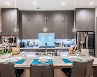 Oak Lawn Luxury Stay - Hot Tub & Arcade near Downtown Dallas - 達拉斯 - 廚房