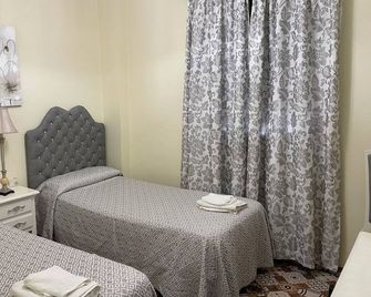Hostal Lojo - Conil de la Frontera - Bedroom