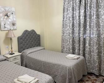 Hostal Lojo - קוניל דה לה פרונטרה - חדר שינה