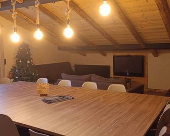 Les étoiles de Bevy Gîtes - Lajoux - Salle à manger