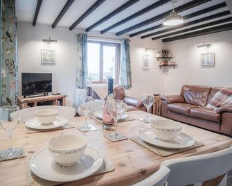 The Brambles - 2 bedroom Cottage - Llanteg - Newport - Dining room