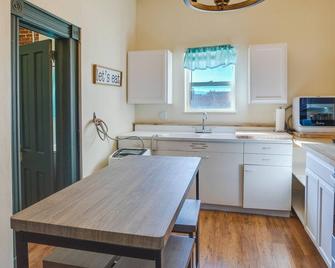 Downtown Montrose Apartment, 12 Mi to Natl Park! - Montrose - Kitchen