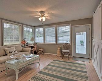 Hilton Head Waterfront Golf Getaway Pet Friendly! - Hilton Head Island - Living room