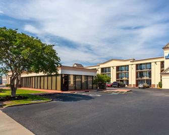 Days Inn by Wyndham Hampton Near Coliseum Convention Center - Hampton - Rakennus
