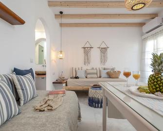Birikos Studios & Apartments - Agios Prokopios - Sala de estar