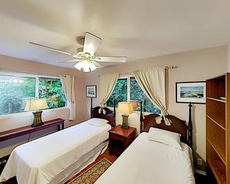 Updated Family Home w/Lanai, private washer & dryer, WiFi, enclosed yard - Honokaa - Bedroom