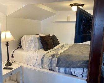 Friendly Hobbit Hole at Griffith Park - Los Angeles - Bedroom