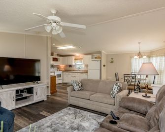 Go Fish House - Okeechobee - Living room