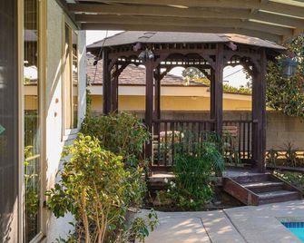 Luxury Estate With Sparkling Pool Elegant Amenities - Glendora