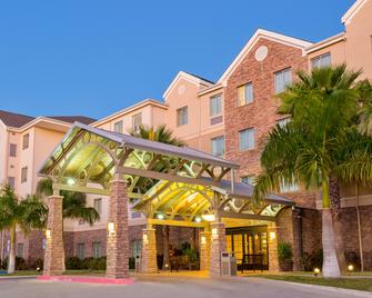 ستاي بريدج سويتس مكالن، آن آي آيتش جي هوتل - ماك ألين - مبنى