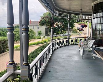 The Hancock House Bed & Breakfast Inn - Dubuque - Ban công