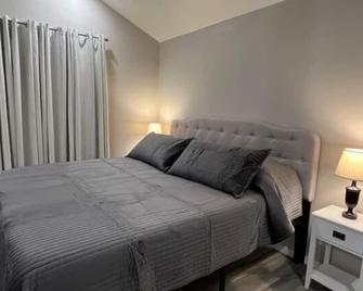 Location! Location! Carraige House with Parking! - Tucson - Bedroom