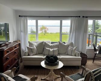 Beachfront home close to 3 oceanfront golf courses and Ski Wentworth. - Tatamagouche - Wohnzimmer