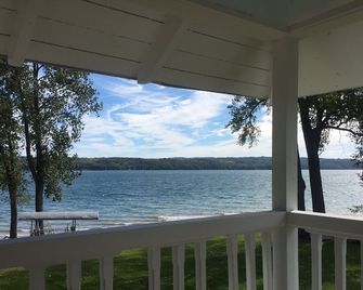 Owasco Lake front seasonal cottage with level yard and beach - Auburn - Balcony