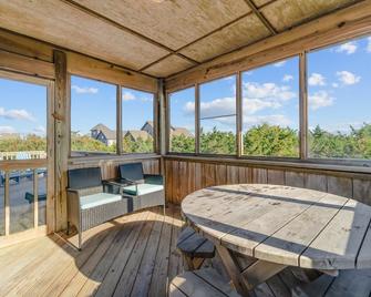 Dog Friendly Hatteras Island Beach Box - Frisco - Dining room