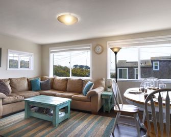 Sea Side cottage - Dillon Beach - Living room
