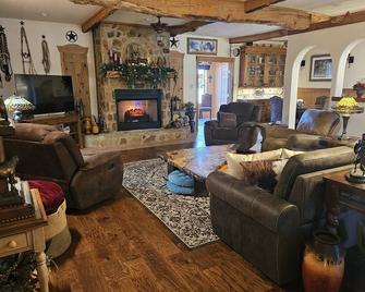 The Lodge At Harmony Oaks - Weatherford - Living room