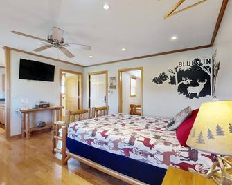 Dog-friendly, lakefront cabin with porch, deck & firepit - near wineries, hiking - Murphysboro