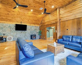 Spacious 8BR Catskills Cabin w/ Game Room & Deck - Rock Hill - Sala de estar