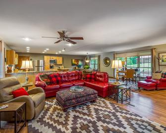 Kentucky Deer Run- Wheelchair Accessible, Lakefront, Private Dock, Fully Updated - Benton - Living room