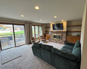 The Amsterdam Abode- Located on Quiet Cul-de-sac With No Backyard Neighbors - Orange City - Living room
