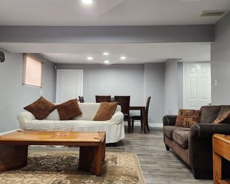 Spacious 2br Private Suite & Entrance-Near Downtown & Bridge-Near Caesars & Uow - Windsor - Wohnzimmer