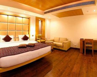 Almondz Hotel - New Delhi - Bedroom