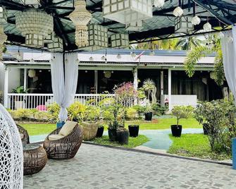Jardin De Ysabelle and Hobbiton Cafe - Island Garden City of Samal - Patio