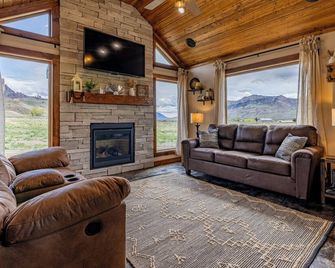Lazy Bear Cabin- Mountain Views, on the way to Yellowstone, Newly constructed Cabin - Cody - Living room