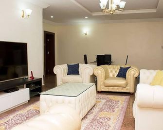 Z Bass Hotel & Resort - Abuja - Sala de estar