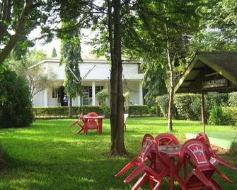 Kitolie Home is a bed and breakfast just five min from Down Town Moshi Tanzania. - Moshi - Innenhof